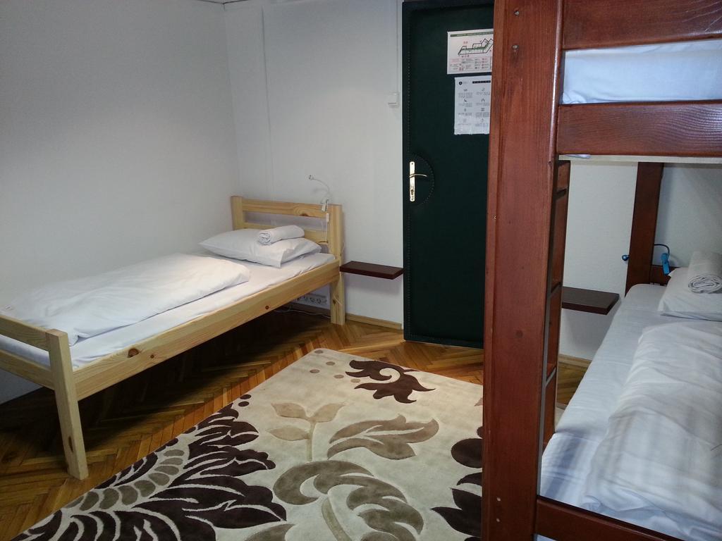 Walking Bed Budapest Hostel Room photo